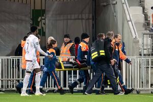 BORI SE ZA ŽIVOT: Fudbaler Bordoa Elis u indukovanoj komi nakon povrede koju je doživeo tokom meča