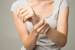 Kada je drhtanje ruku razlog za brigu? Može ukazivati na nizak šećer, anksioznost, previše kofeina ali i neke ozbiljnije bolesti