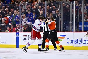 LUDA TUČA U NHL: Hokejaši se mlatili skoro ceo minut! Razmenjeno na desetine udaraca na radost svih prisutnih VIDEO