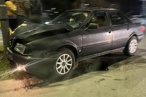 MLADIĆI OD 16 I 19 GODINA HITNO PREVEZENI U BOLNICU: Detalji nesreće u Čačku, sudarila se 2 auta, jedan se zabio u BANDERU (FOTO)