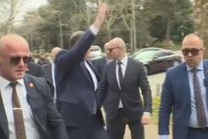 PONOSNO PODIGAO TRI PRSTA: Pogledajte kako je Dodik pozdravio demonstrante ispred Skupštine Crne Gore (VIDEO)