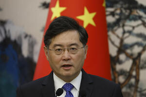 MESECIMA NIJE VIĐEN U JAVNOSTI: Bivši šef kineske diplomatije podneo ostavku na mesto poslanika