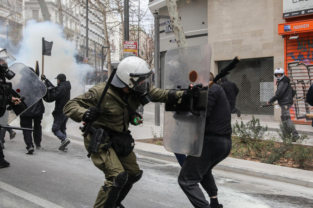 MOLOTOVLJEVI KOKTELI, SUZAVAC: Ozbiljni neredi u Grčkoj, na ulici više od 30.000 ljudi protestuje na godišnjici JEZIVE NESREĆE