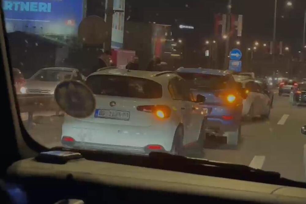 LANČANI SUDAR NA MOSTARSKOJ PETLJI Učestvovalo 6 automobila! (VIDEO)