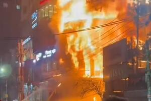 HOROR U BANGLADEŠU: Najmanje 43 osobe poginule u požaru ​​​​​​​koji je izbio u višespratnici (VIDEO)