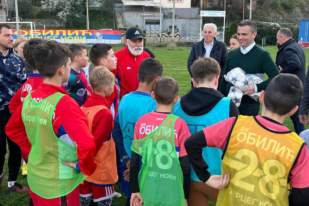 MINISTAR MILIĆEVIĆ POKLONIO LOPTE MALIŠANIMA U HERCEG NOVOM: Deco, važno je da se bavite sportom, tako gradite i patriotski duh