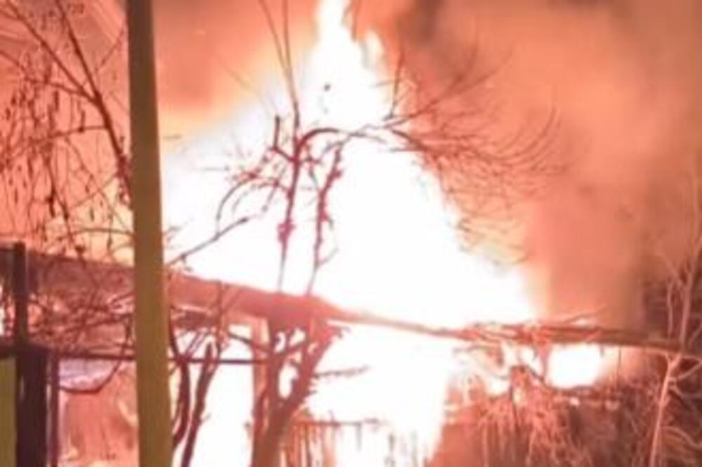 VELIKI POŽAR U NOVOM SADU: Izgoreo ceo objekat između dve škole, plamen se širi velikom brzinom (VIDEO)