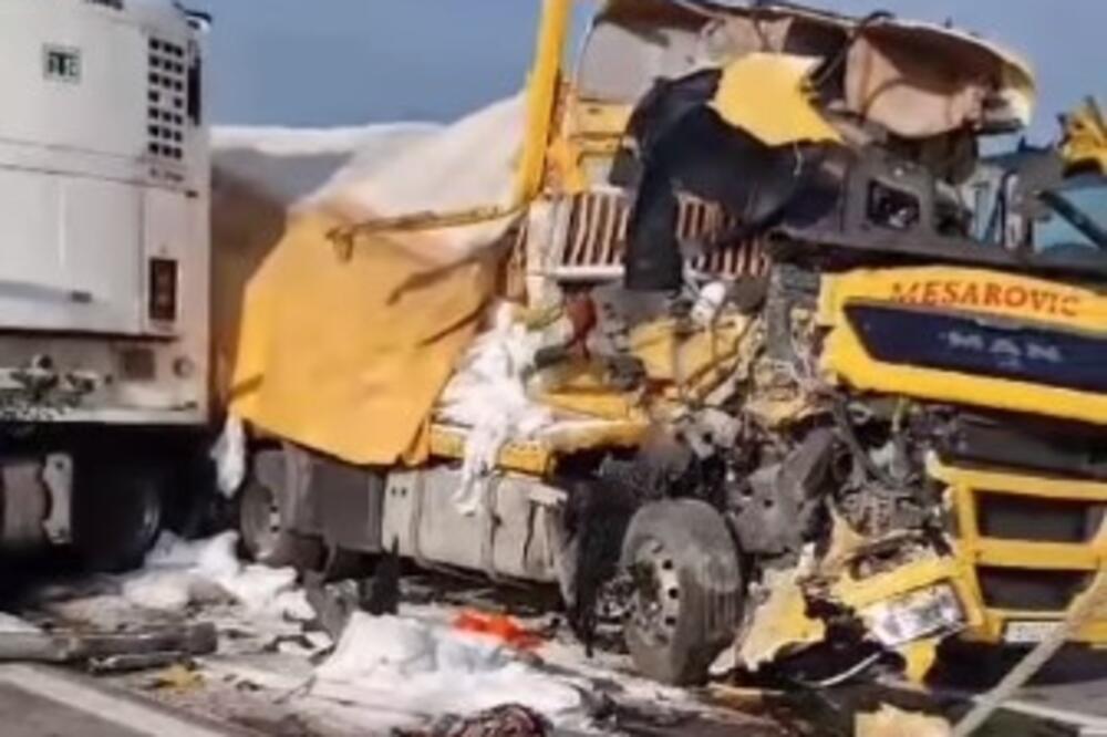KAMON ZGUŽVAN, OSTAO BEZ KABINE: Jezive slike posle sudara teškaša na auto-putu kod aerodroma! (VIDEO)