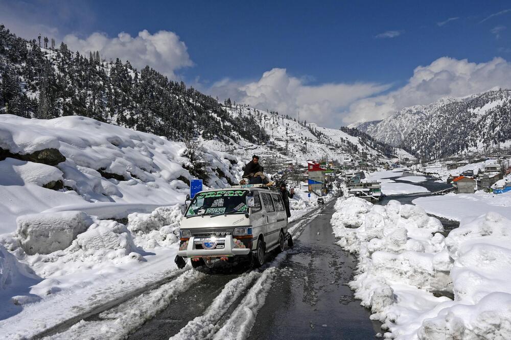 ZATRPANI DOMOVI, BLOKIRANI PUTEVI: Sneg iznenada pao u Pakistanu, poginulo najmanje 35 LJUDI (FOTO/ VIDEO)