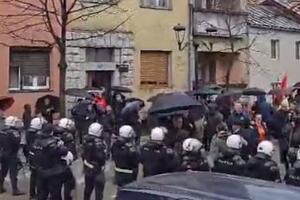 PROTEST NA CETINJU ZBOG DOLASKA MANDIĆA Policija opkolila grad! SRAMOTNE tvrdnje cg novinara: Ako ko malo istorije zna, oni su ...