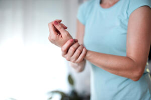 7 simptoma limfedema: Otok na ruci je česta komplikacija nakon operacije raka dojke i mora da se leči