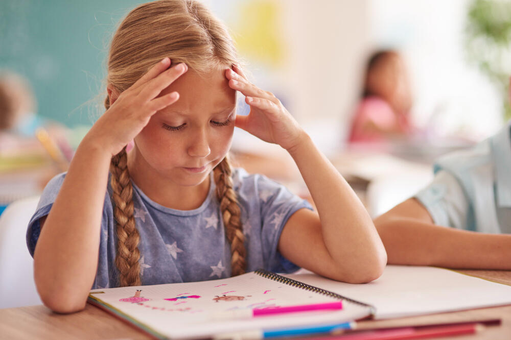 Kako se nositi sa školskim pritiskom i stresom? Saveti za roditelje: kako da prepoznate znake stresa kod dece