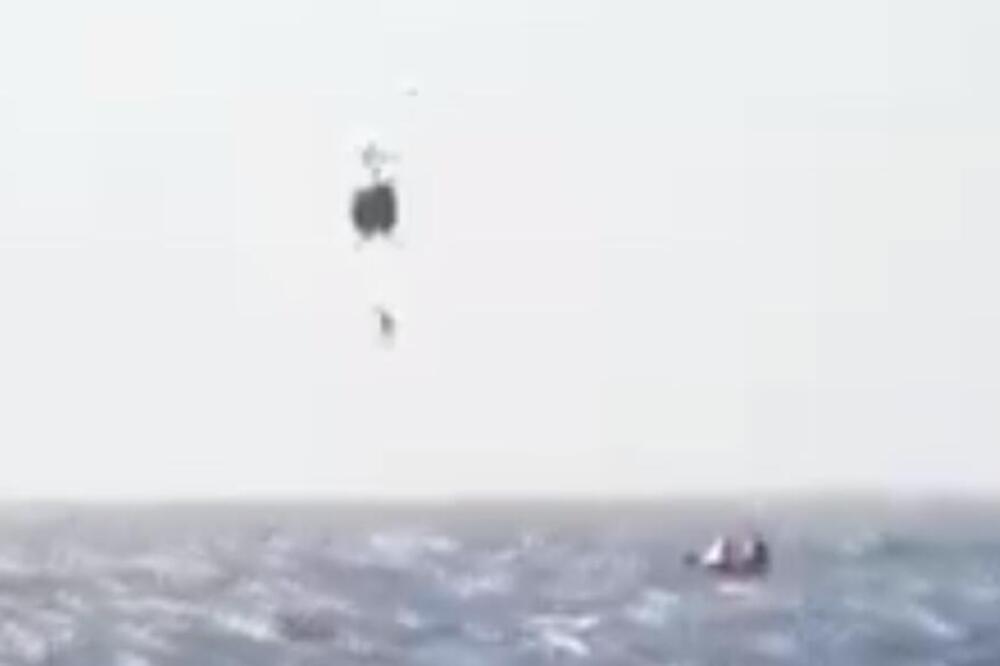 SNIMAK SPASAVANJA POSADE POSLE RAKETNOG NAPADA HUTA: Helikopter ih izvlači iz uzburkanog mora (VIDEO)