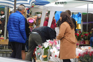 U TRI DANA, DVA GODIŠNJA DOBA: Široka ponuda na Osmomartovskom bazaru na lozničkom šetalištu -od cveća do ćilima i meda (FOTO)