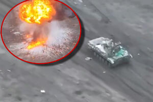 DRON SPRŽIO BMP-2 NA POLJU SMRTI: Novi užasavajući snimak sa fronta kod Avdijivke OKLOPNO VOZILO PROGUTAO PLAMEN (VIDEO)