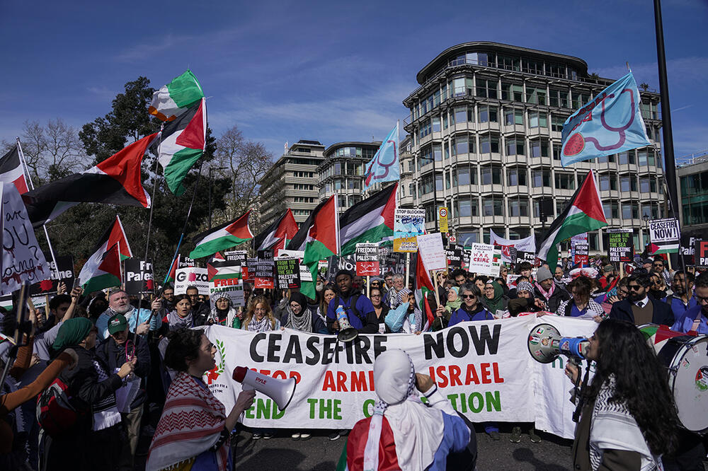 MASOVAN PROTEST U LONDONU: Desetine hiljada ljudi na maršu zatražile hitan prekid vatre u Gazi (FOTO)