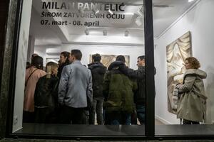 VEŠTAČKA INTELIGENCIJA NE MOŽE NIŠTA TALENTU: Velika gužva na otvaranju izložbe ŠIROM ZATVORENIH OČIJU Milana Pantelića FOTO