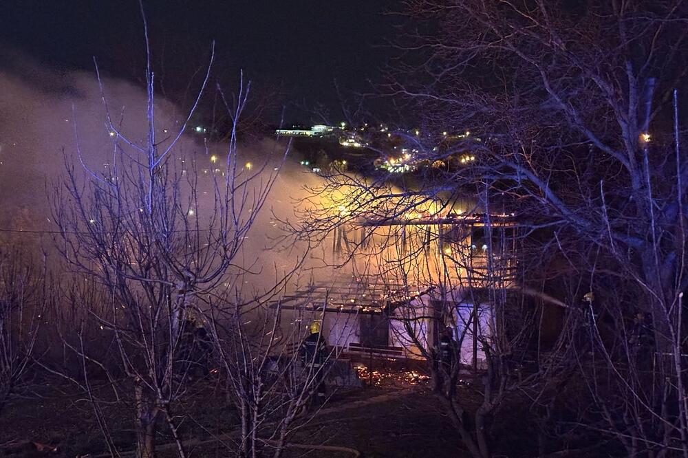 LOKALIZOVAN POŽAR U PARAGOVU: Izgorelo pola objekta, na lice mesta upućeno 6 vatrogasaca-spasioca sa 2 vozila (VIDEO, FOTO)