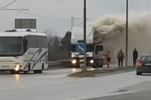 VATRA SE ŠIRI, DIM KULJA: Zapalio se kamion nasred puta kod Lajkovca (VIDEO)
