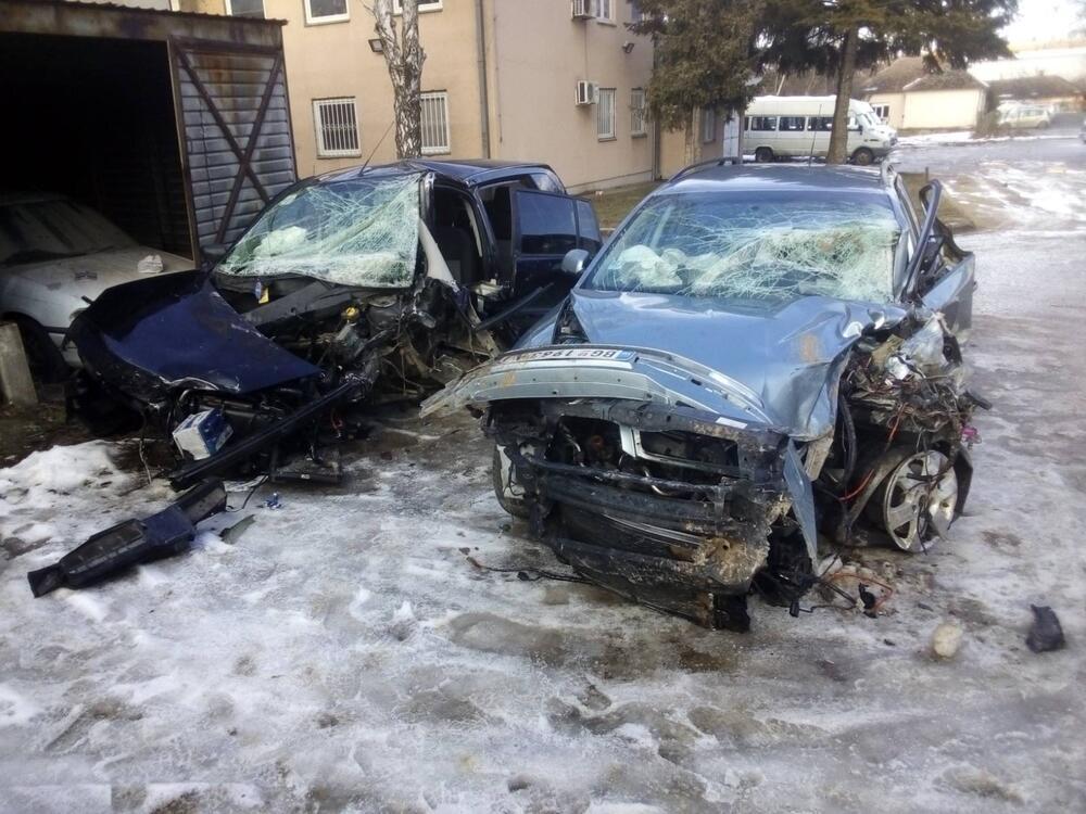 smrskani automobili nakon saobraćajne nesreće