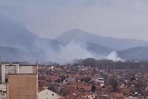 VELIKI POŽAR U ČAČKU: Vatra izbila u Parmencu, dim se brzo širi (VIDEO)