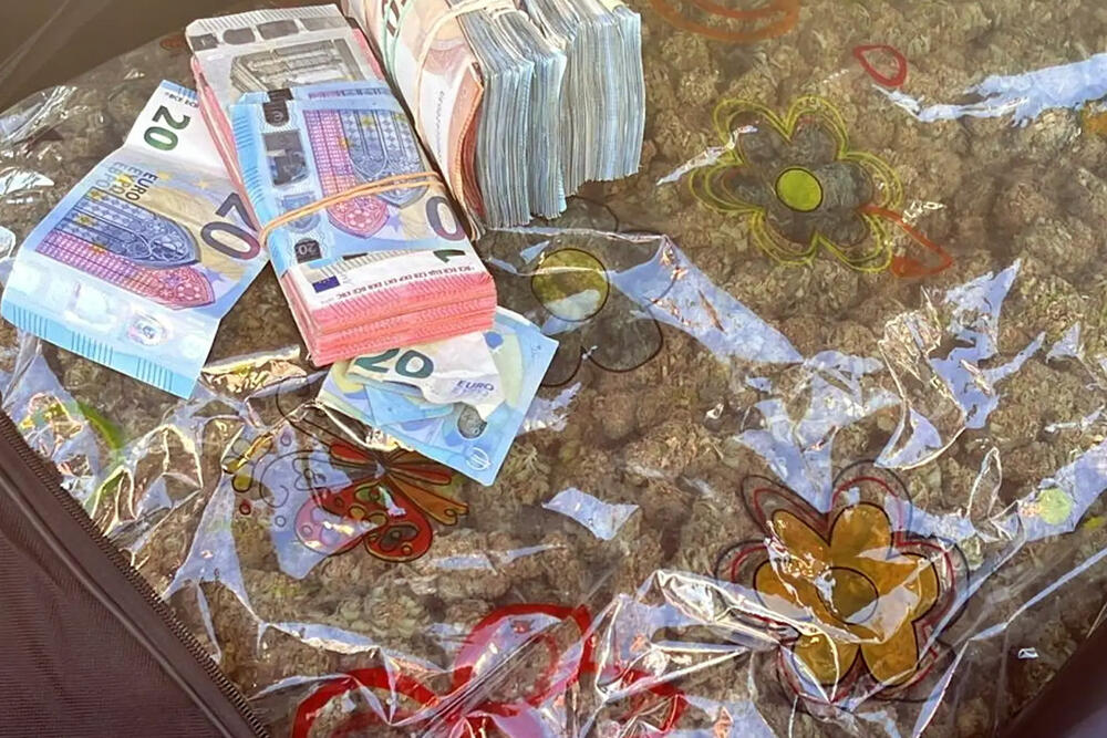 Zaplenjeni marihuana i novac