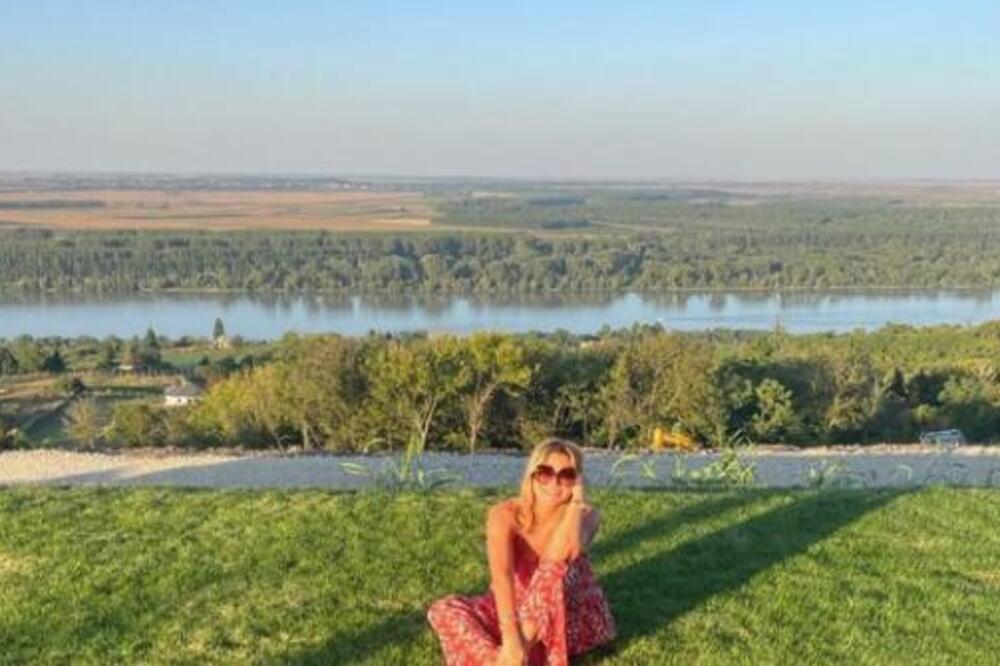 BILA JE OMILJENO TV LICE, A ONDA SE UDALA ZA MILIONERA! Sada uživa u raju, imanje sa pogledom na Dunav oduzima dah (FOTO)