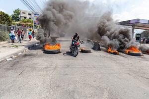 SITUACIJA SVE GORA: Novi neredi na Haitiju, u policiskoj operaciji ubijen ozloglašeni VOĐA BANDE