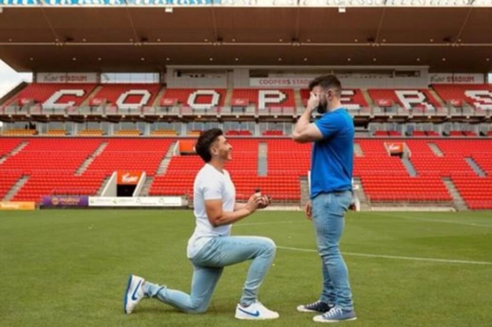 GEJ PROSIDBA O KOJOJ PRIČA CEO SVET: Fudbaler zaprosio svog dečka na terenu! Pogledajte kako je to izgledalo (FOTO)