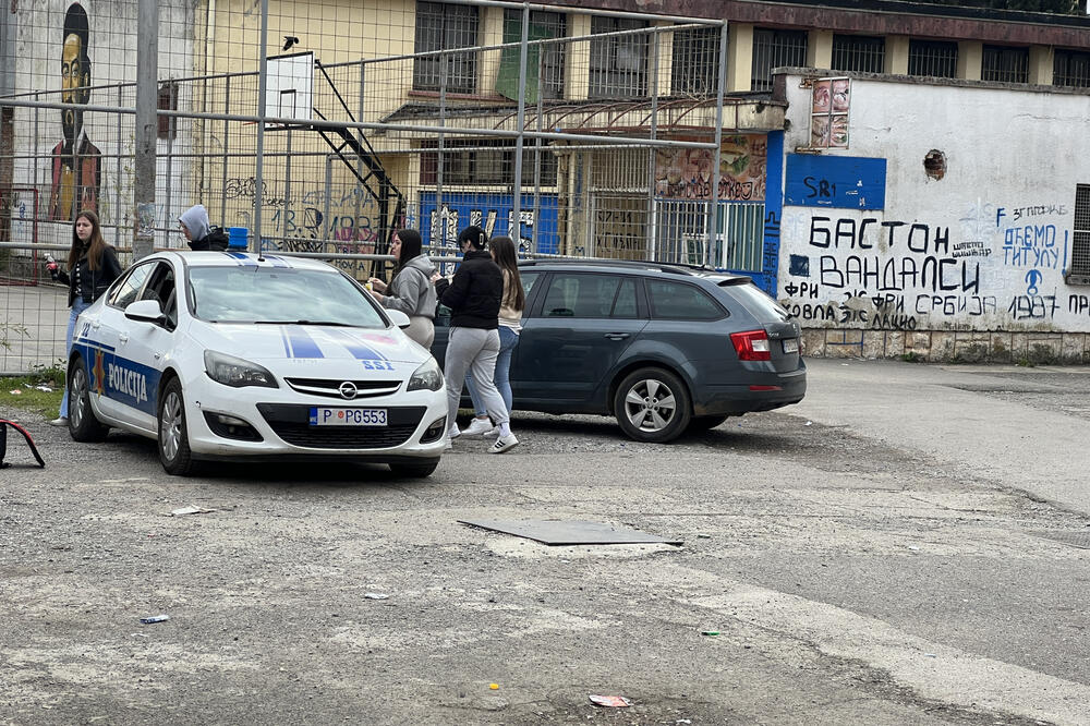 POLICIJA ČEKA DA SE TERORISTA POJAVI: Prve slike drame ispred škole u Podgorici koja je jutros primila PRETEĆI MEJL (FOTO)