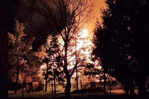 SUZBIJEN POŽAR U LOVAČKOM DOMU U ŠIDU: Veliki broj vatrogasaca suzbio plamen