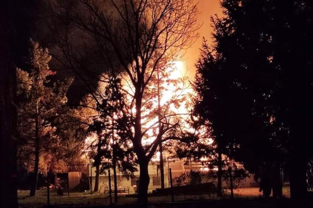 SUZBIJEN POŽAR U LOVAČKOM DOMU U ŠIDU: Veliki broj vatrogasaca suzbio plamen