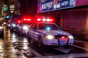 DEČAK UPUCAN TOKOM VATRENOG OKRŠAJA U NJUJORKU: Mališan hitno prebačen u bolnicu, napadač pobegao