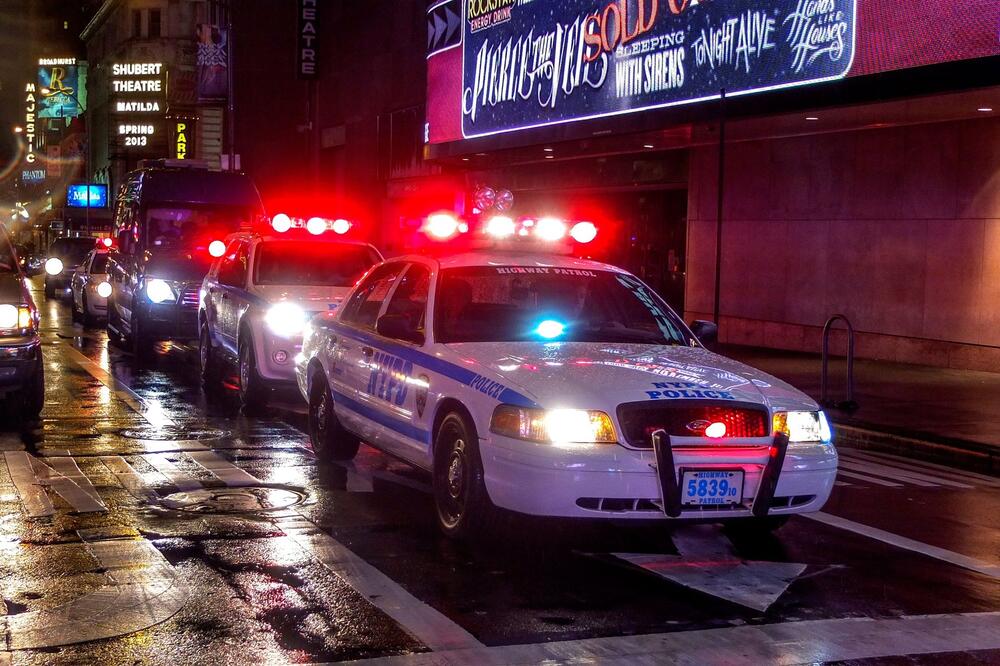 DEČAK UPUCAN TOKOM VATRENOG OKRŠAJA U NJUJORKU: Mališan hitno prebačen u bolnicu, napadač pobegao