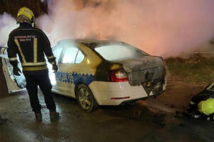 IZGOREO POLICIJSKI AUTOMOBIL U BANJALUCI! Sve se desilo usred noći, utvrđuje se uzrok (FOTO)