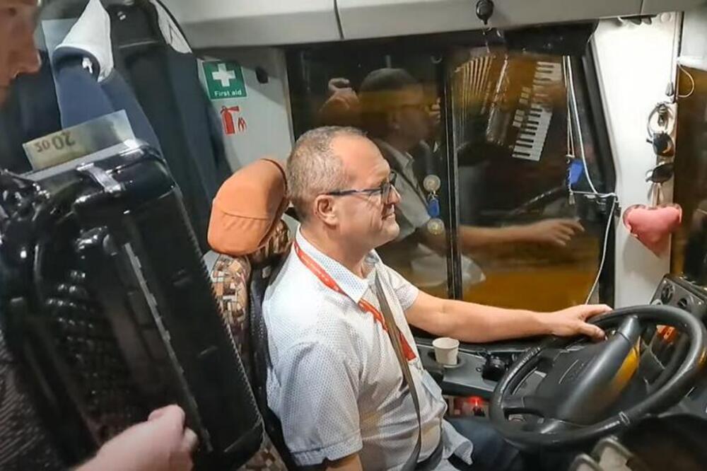 UZ HARMONIKU SE ODVEZAO U PENZIJU: Franjo gratis vozio sve putnike u autobusu, karte platio iz svog džepa! Ovo se retko viđa VIDEO