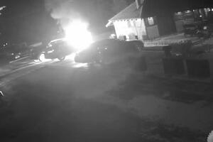 ZAPALJEN AUTO ISPRED RESTORANA U PARAĆINU! Čula se jaka detonacija, svi izleteli napolje: Plamen zahvatio i druga vozila (VIDEO)