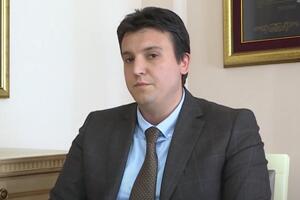 MINISTAR PRAVDE CRNE GORE OTEO NOVINARKI TELEFON: Šokantan potez Milovića, neviđen skandal u holu parlamenta, reagovala i policija