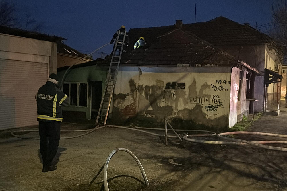 GORI KUĆA U ŠIREM CENTRU ČAČKA: Izbio požar, vatrogasci pokušavaju da lokalizuju plamen (FOTO)