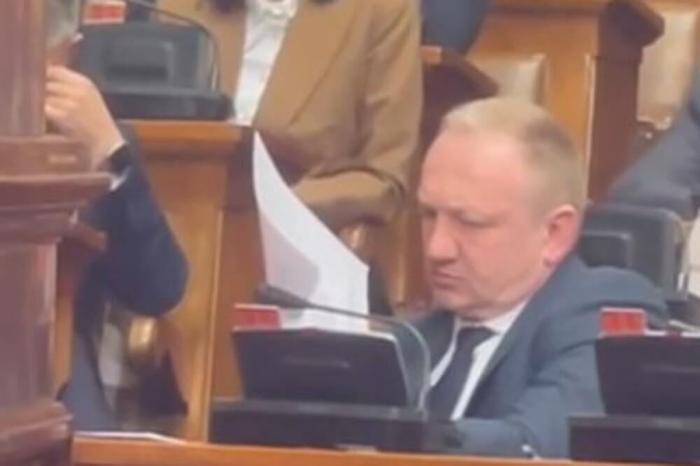 ĐILAS SE ZAVALIO PA ČITA SLOVO PO SLOVO! Hit VIDEO lidera SSP u parlamentu kako sriče govor