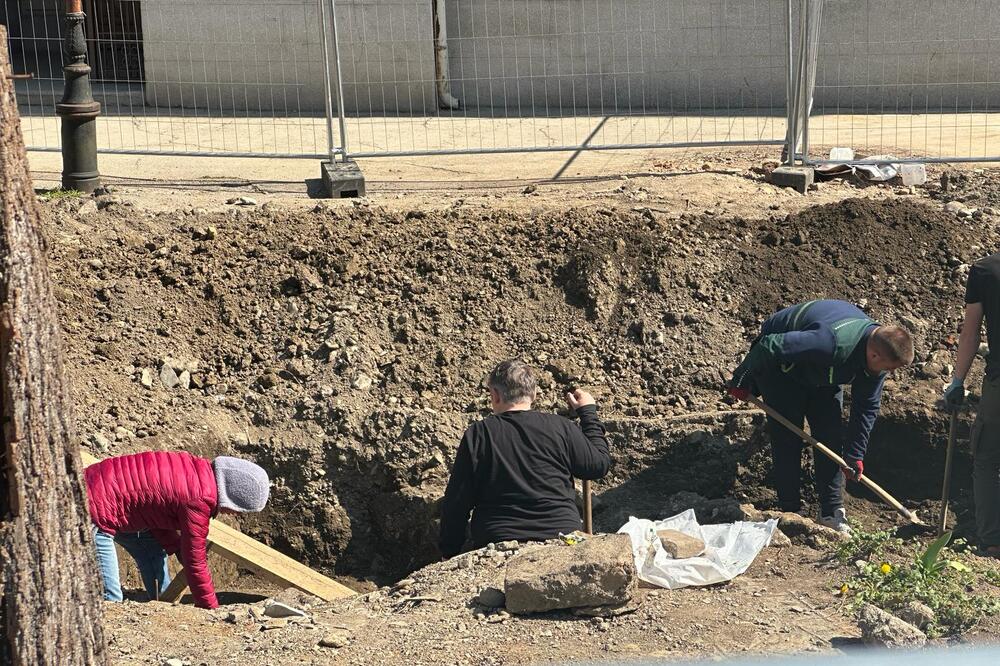 GROB SA OSTACIMA SKELETA PRONAĐEN U CENTRU GRADA: Radnici na gradilištu otkrili arheološko nalazište (FOTO)