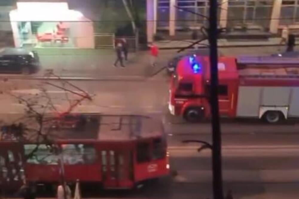 GORI KUĆA U VOJVODE STEPE, VELIKI PLAMEN GUTA OBJEKAT! Nekoliko vatrogasnih kamiona na licu mesta! (VIDEO)