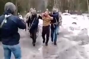 ISPLIVAVAJU NOVI SNIMCI HAPŠENJA TERORISTE: Vojnici izvode iz šume osumnjičenog za masakr u Moskvi, lice mu se ne vidi od KRVI