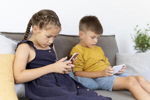 KLINCI I MOBILNI: Šta da radite ako su i vaša deca previše naviknuta na telefon?