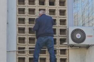DEKA SPAJDERMEN ŠOKIRAO SPLIĆANE! Pogledajte penzionera kako se spušta niz zgradu sa 5. sprata (VIDEO)