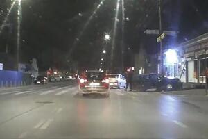 OTVORENI ŠAHT IZAZVAO HAOS: Točkom upao u rupu, pa se zakucao u semafor SAOBRAĆAJKA U SREMSKOJ MITROVICI (VIDEO)