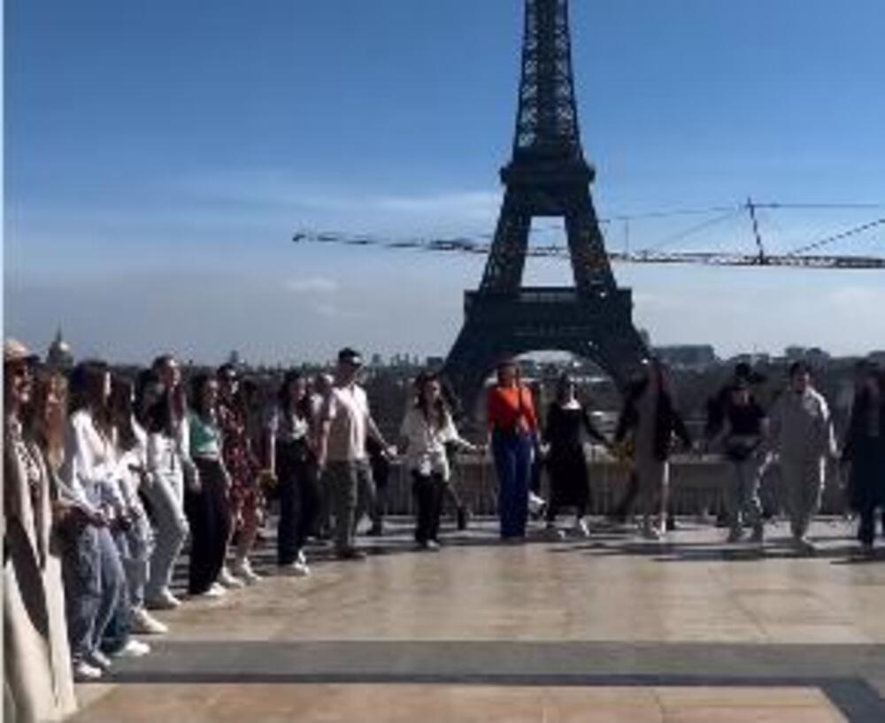 VIJE SE UŽIČKO KOLO, A IZA PUCA POGLED NA AJFELOVU KULU! Neverovatan snimak širi se mrežama! Parižani povadili kamere (VIDEO)