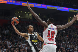 UŽIVO! PARTIZAN - OLIMPIJAKOS: Crno-beli vode posle prve četvrtine! LUDNICA u Areni