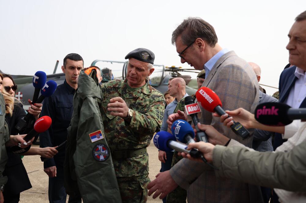 ZA NAS JE VAŽNO DA MOŽEMO SAMI DA ČUVAMO SVOJE NEBO Vučić dobio pilotsku jaknu na poklon: Nastavljamo da snažimo našu vojsku FOTO