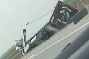 KAMION SLETEO SA AUTO-PUTA Teška saobraćajna nesreća kod Vrbasa, vozilo se prevrnulo (VIDEO)
